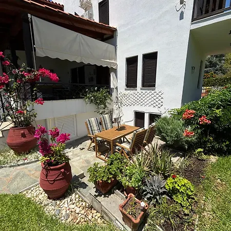 Spacious Seaside Maisonette, Trikorfo Beach, Gerakini, Chalkidiki Holiday home